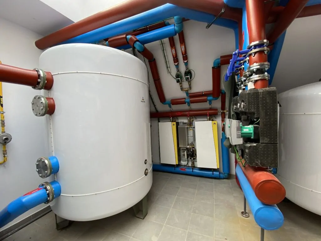 Sala técnica de producción de agua caliente sanitaria
